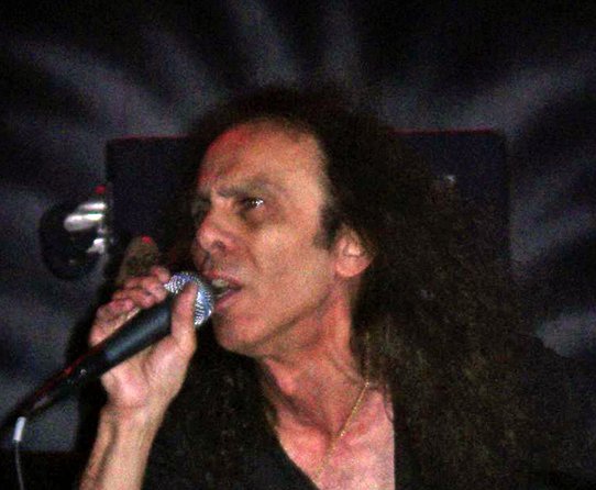 A képen koncert, Emberi arc, személy, Éneklés látható

Automatikusan generált leírás