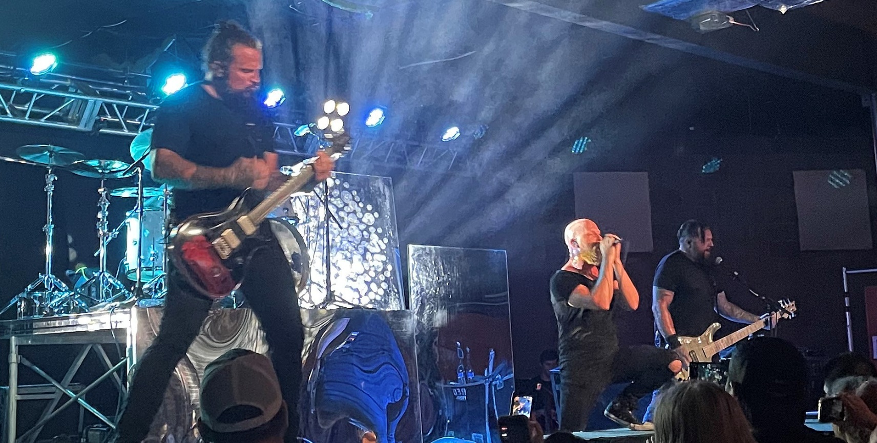A képen koncert, hangszer, előadás, Rockkoncert látható

Automatikusan generált leírás