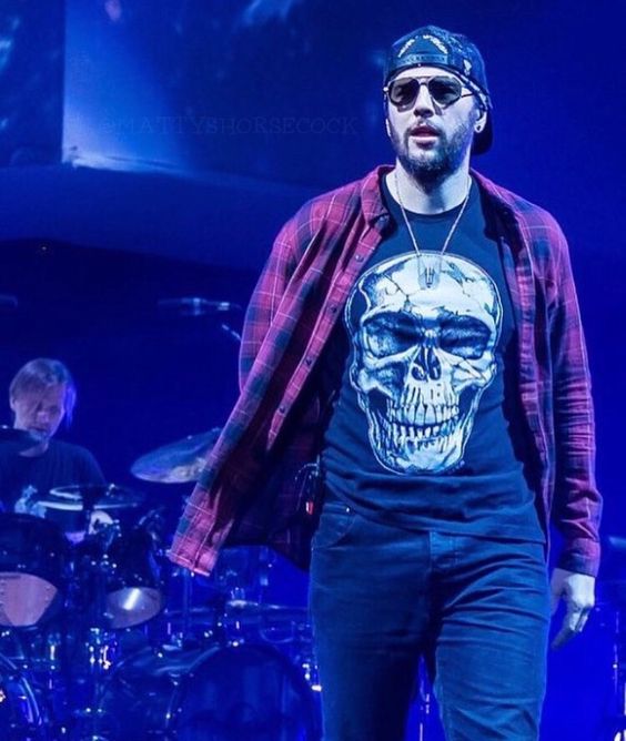 A képen koncert, ruházat, előadás, szórakoztatás látható

Automatikusan generált leírás
