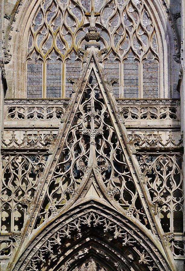 https://upload.wikimedia.org/wikipedia/commons/thumb/f/f0/Vend%C3%B4me_Abbatiale_de_la_Trinit%C3%A9_Fassade_Hauptportal_Tympanon.jpg/614px-Vend%C3%B4me_Abbatiale_de_la_Trinit%C3%A9_Fassade_Hauptportal_Tympanon.jpg
